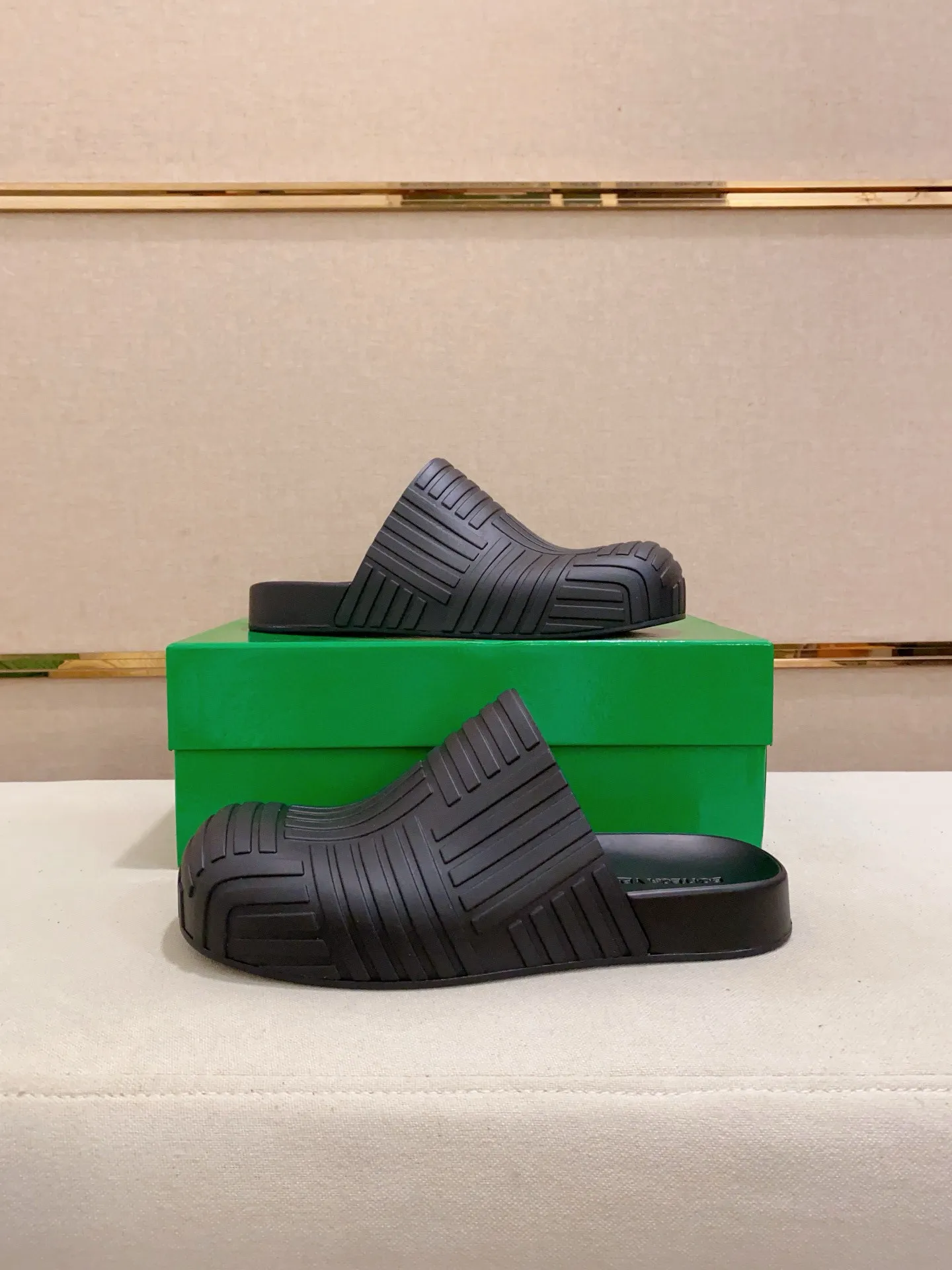 Men's shoes💰: 340💰Couple style👫【BV~Bottega Veneta】Trendy new slippers are on the market, the same style as the official website. Counter quality [strong][strong][strong] Selected rubber fabrics, high-end atmosphere, super cost-effective model. Original wear-resistant rubber outsole. Fine workmanship. The upper layer of materials is used. The quality is visible. Shoe size: Female 36-40. Male 38-46